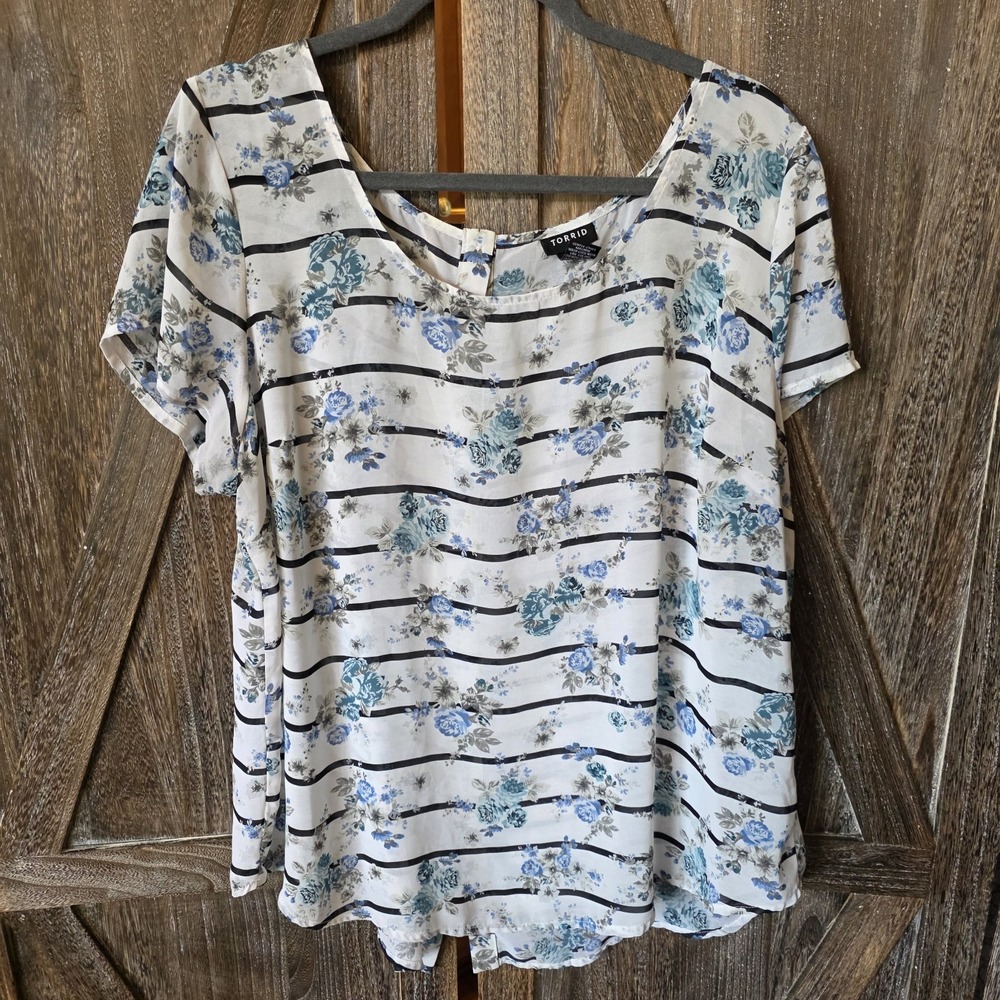 Torrid Shirt Women's Size 2 White Blue Floral Stripes Button Down Back Blouse